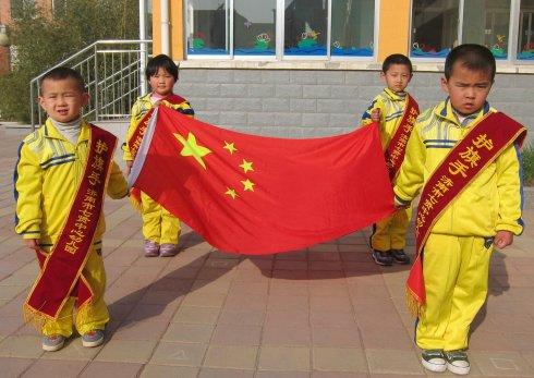 孩子们升旗时应如何恰当表扬？插图