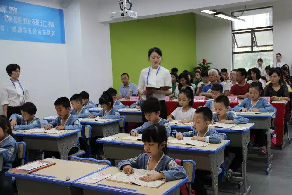 孩子幼小衔接是否需要上线下课？如何选择合适的线下课程？这三点至关重要。插图
