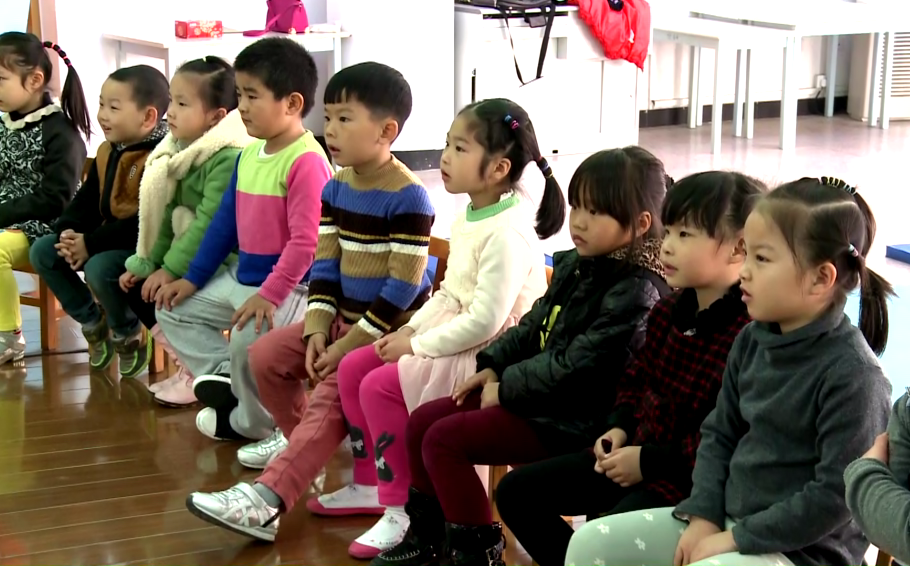 如何通过神奇数字游戏提高中班幼儿兴趣课程效果，使儿童轻松学数并促进全家欢乐互动？插图