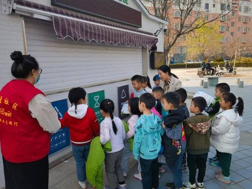 如何让幼小衔接变得既有趣又教育意义丰富？揭秘小学生和幼儿园老师间的亲密秘诀，让孩子立刻爱上老师！插图