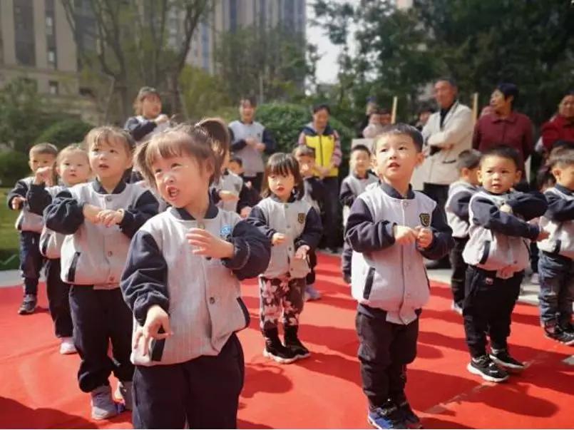 公共场所不自信，怎么办小班？神奇妈妈妙招，能让孩子秒变社交达人吗？插图