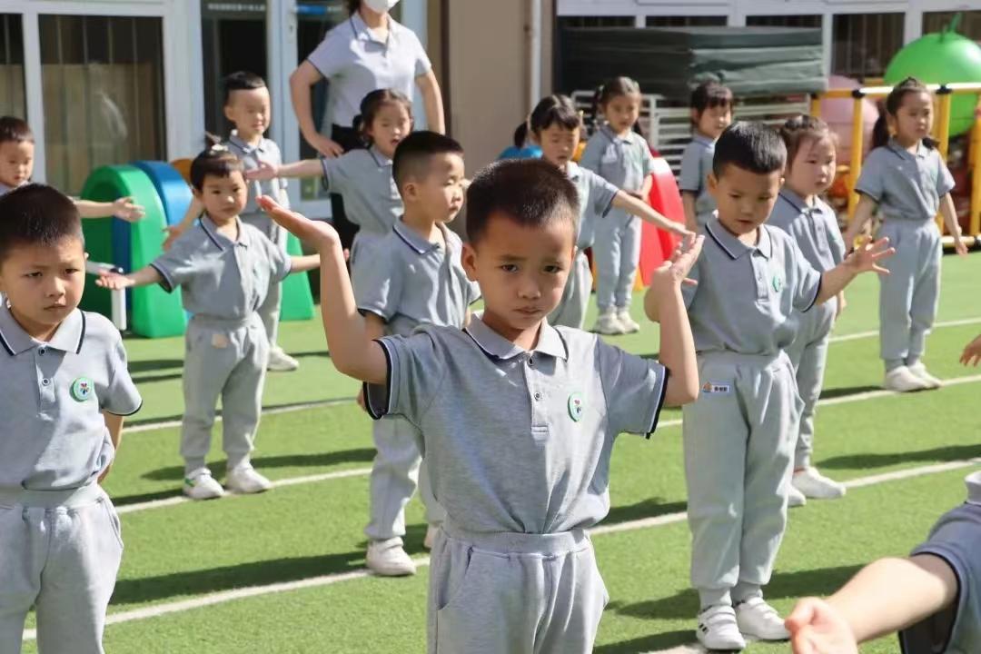 公共场所不自信怎么办小班，小班孩子公共场所不自信行为的具体分析插图