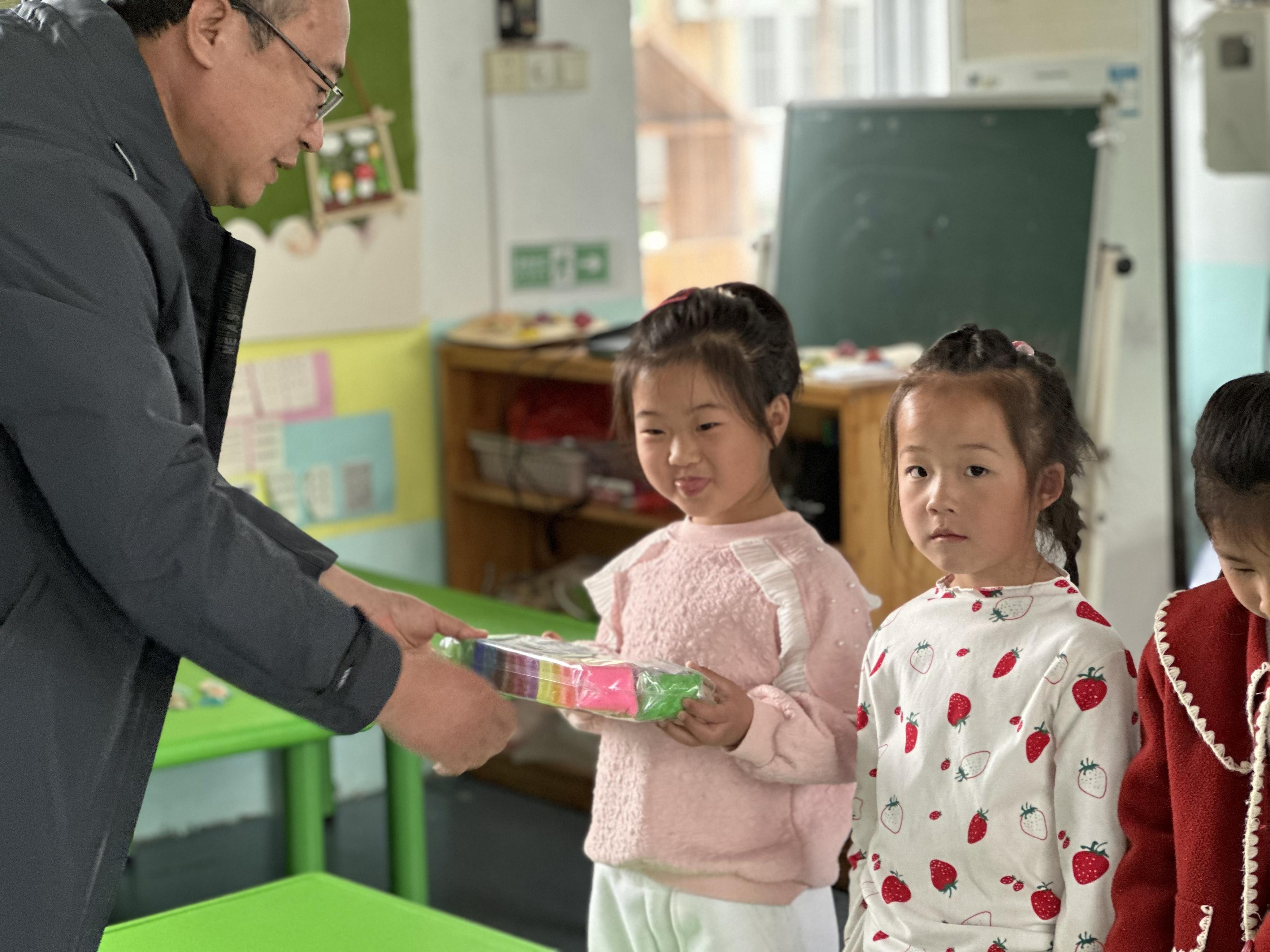 如何培养中班胆子中班孩子胆小背后的原因分析及应对策略插图